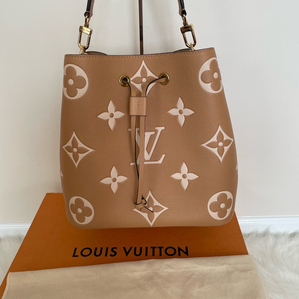 In good preowned condition. Come w dustbag and box,  shoulder straps including